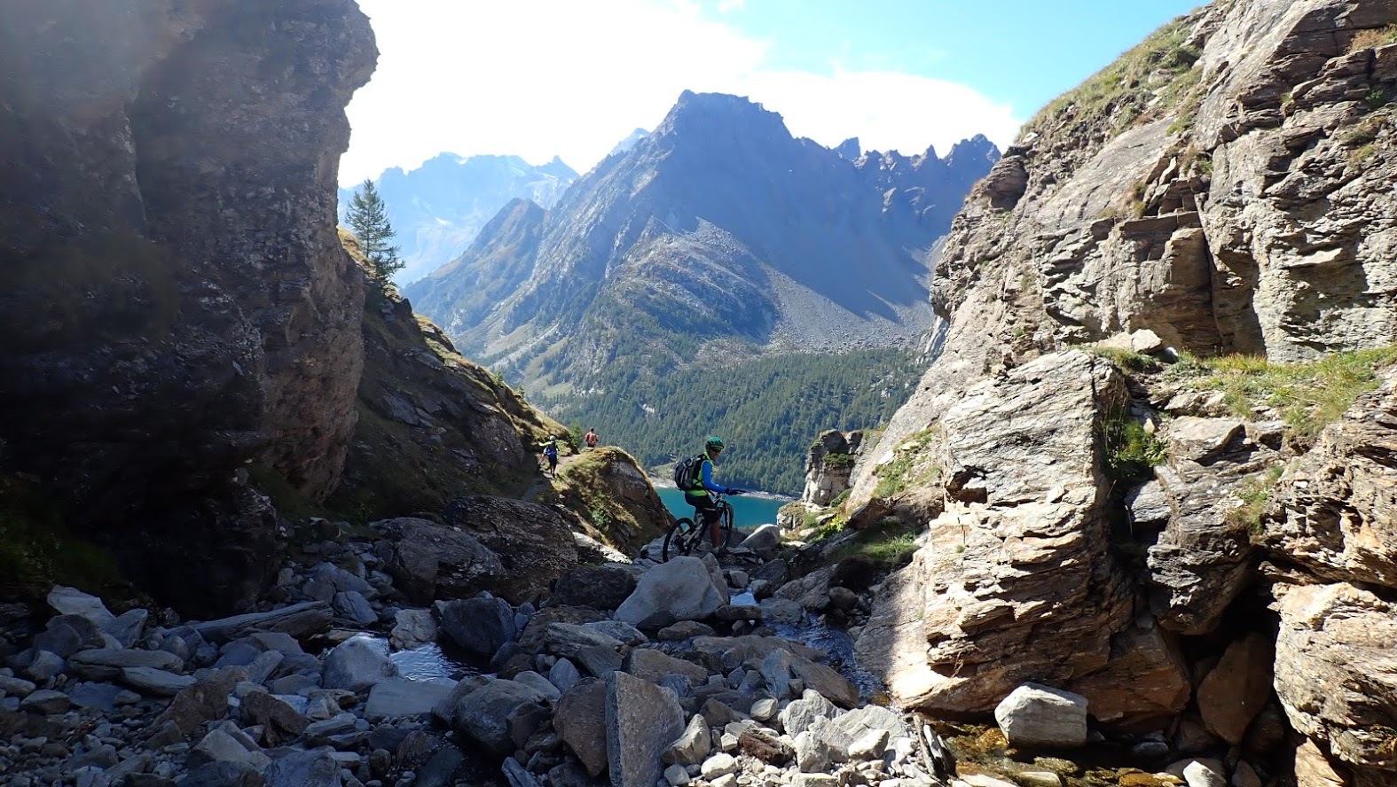 Attraversamento tratto roccioso sotto l'Alpe la Satta